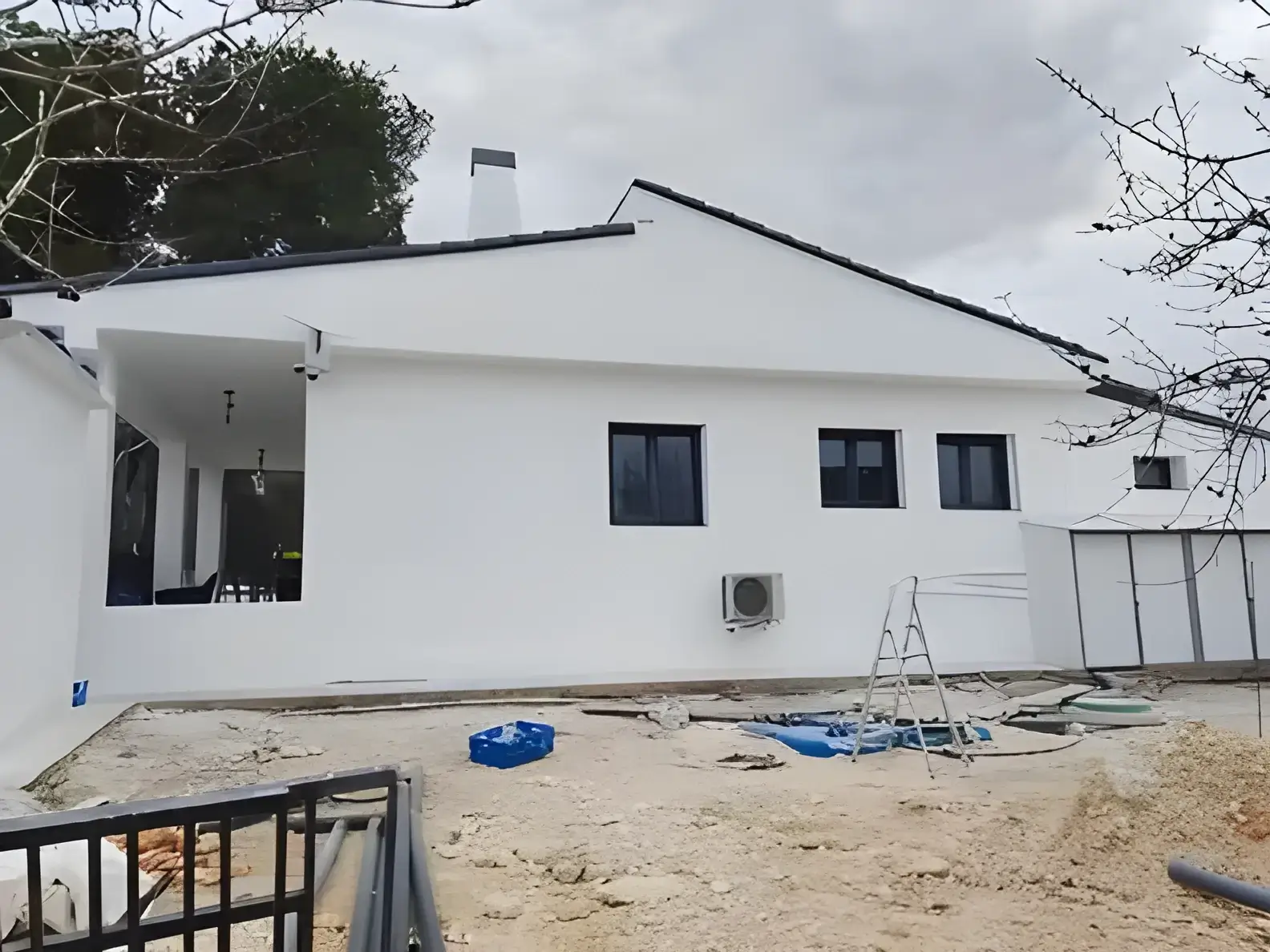 Los Pintores en Córdoba Fachada de chalet blanco recién pintada con acabado profesional