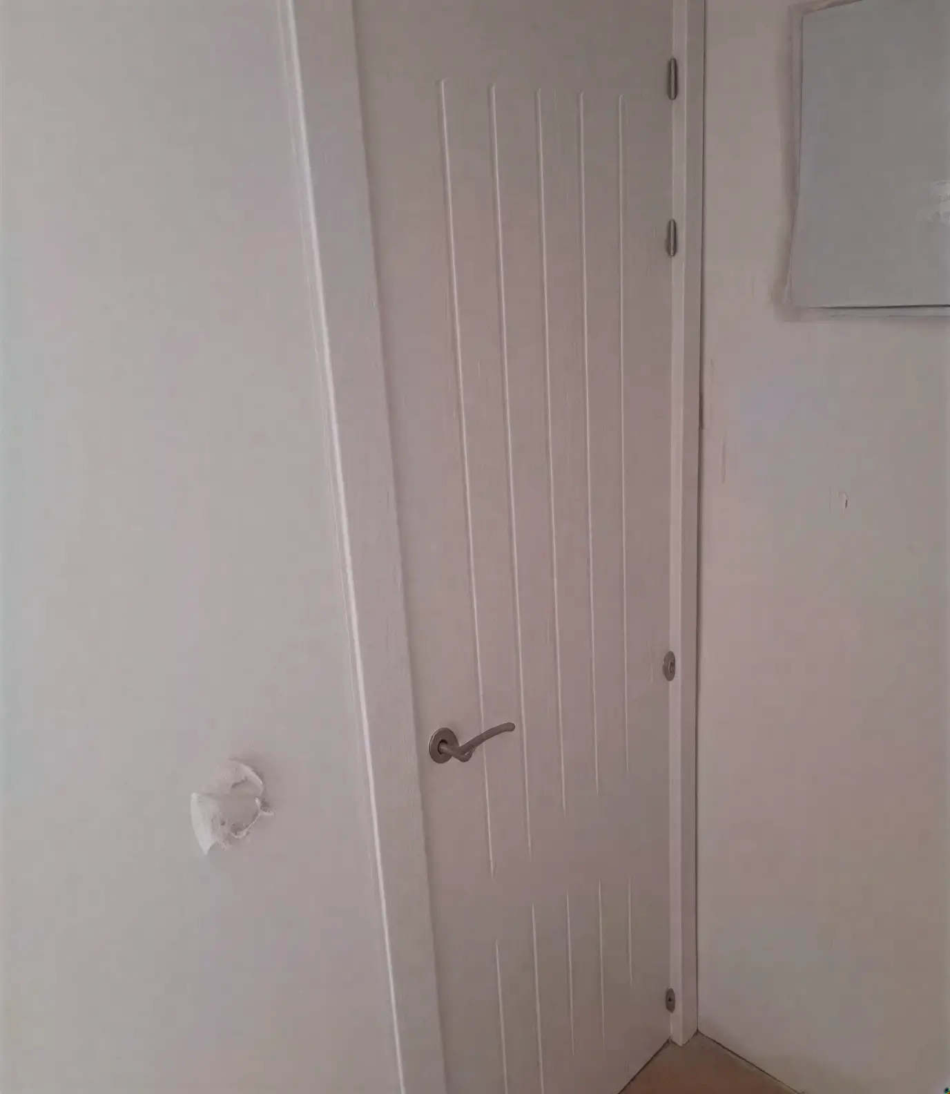 Puerta moderna con ranuras lacada en blanco por pintores profesionales en Córdoba