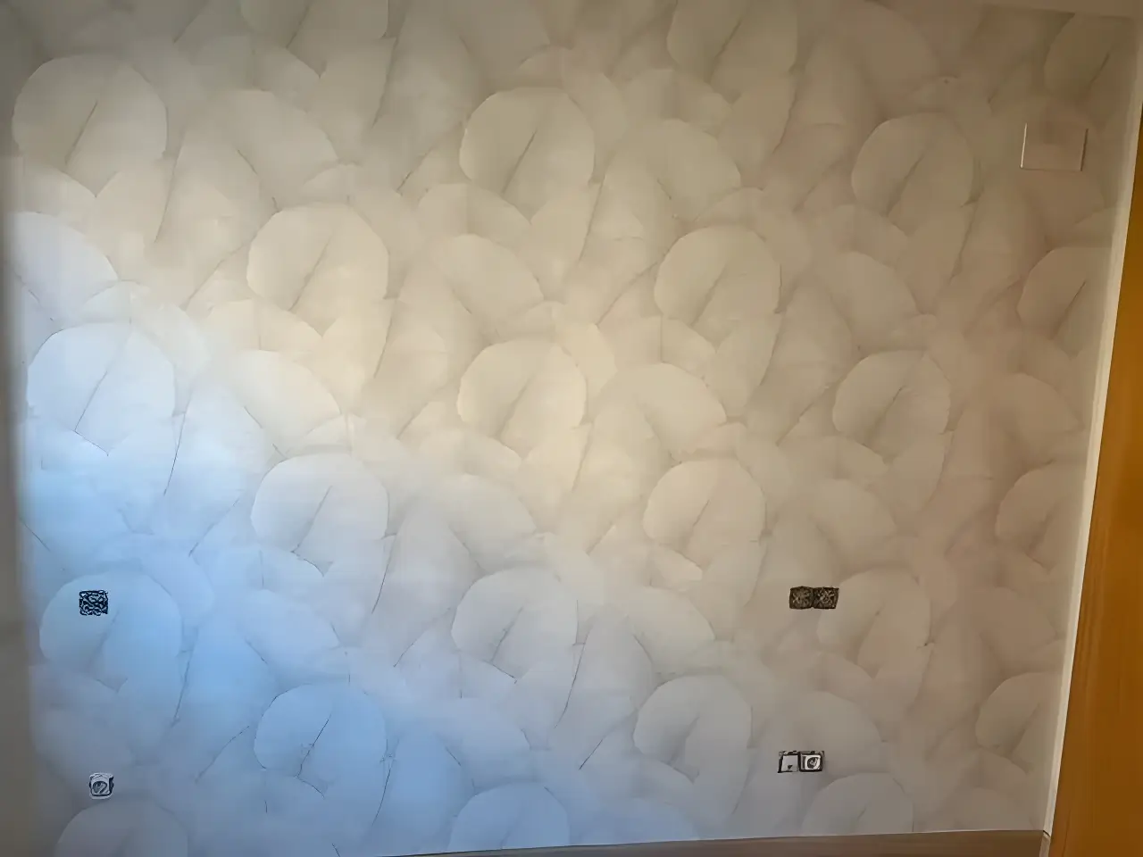 Los Pintores en Córdoba aplicando papel pintado de textura clara en salón reformado