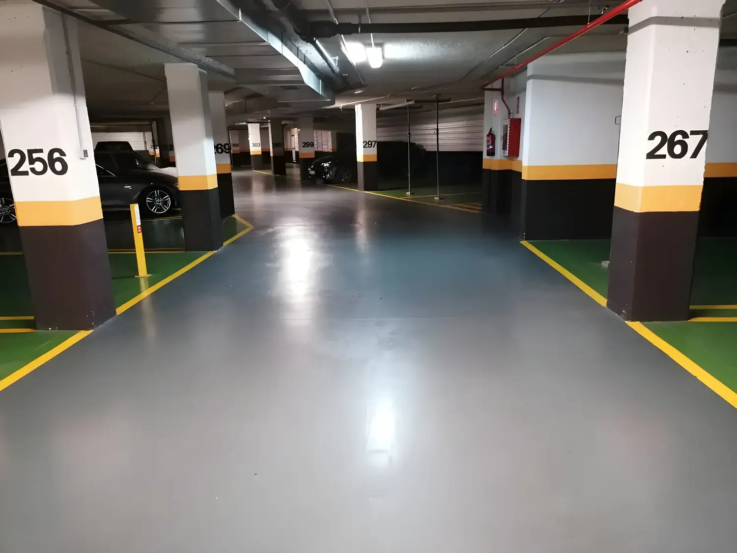 Garaje comunitario pintado y señalizado por Los Pintores en Córdoba