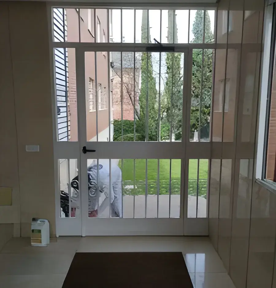 Portal de comunidad pintado por Los Pintores en Córdoba con acabado luminoso