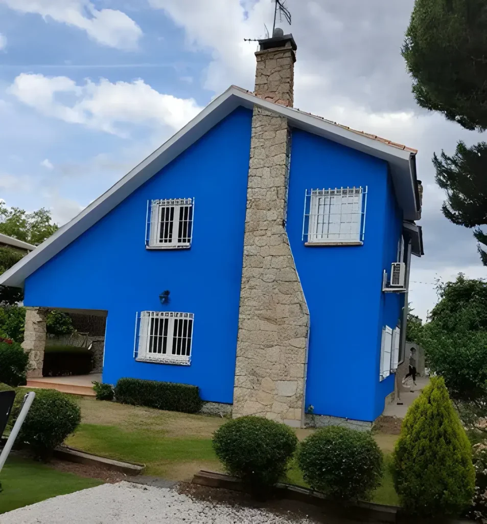 Los Pintores en Cordoba realizan pintando fachada de casa unifamiliar en color azul intenso