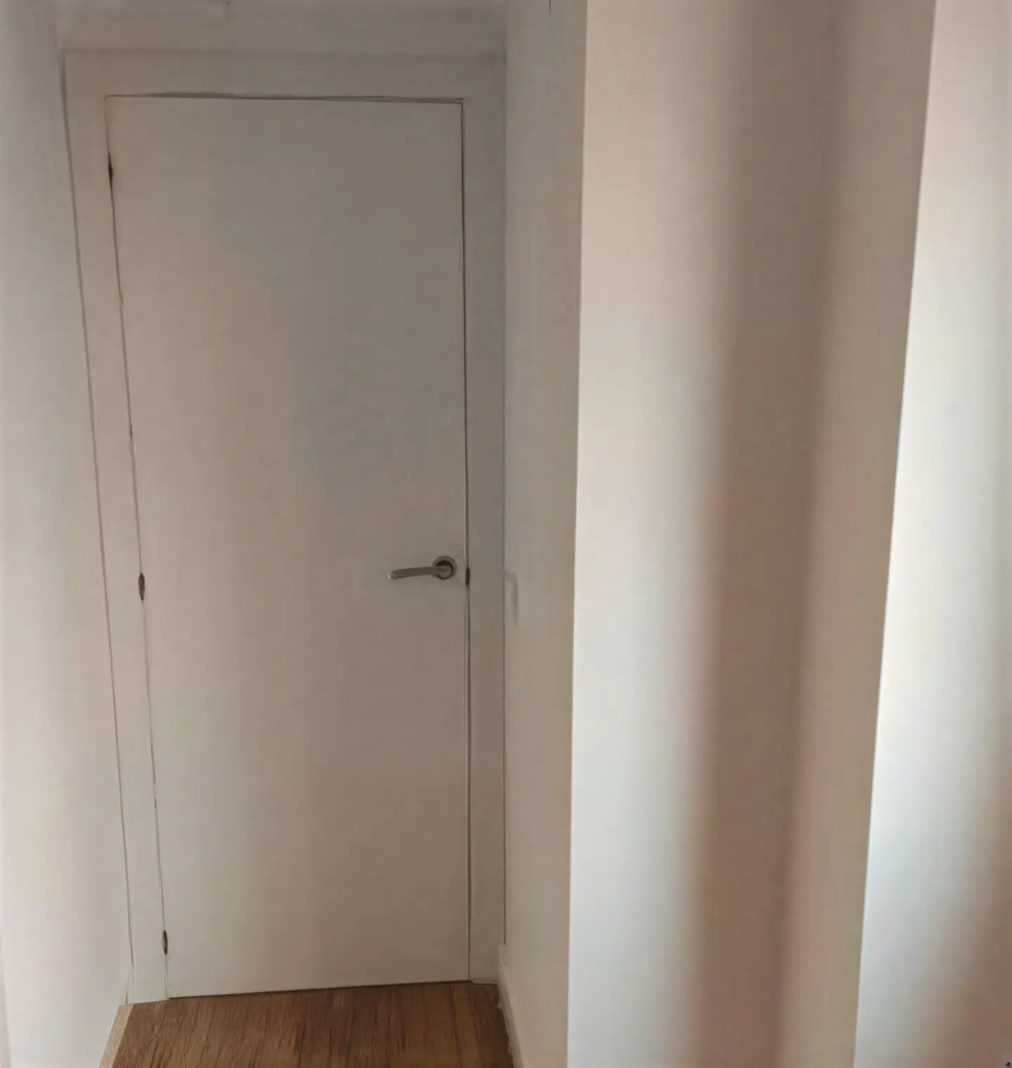 Puerta interior lacada en blanco en pasillo realizada por Los Pintores en Córdoba